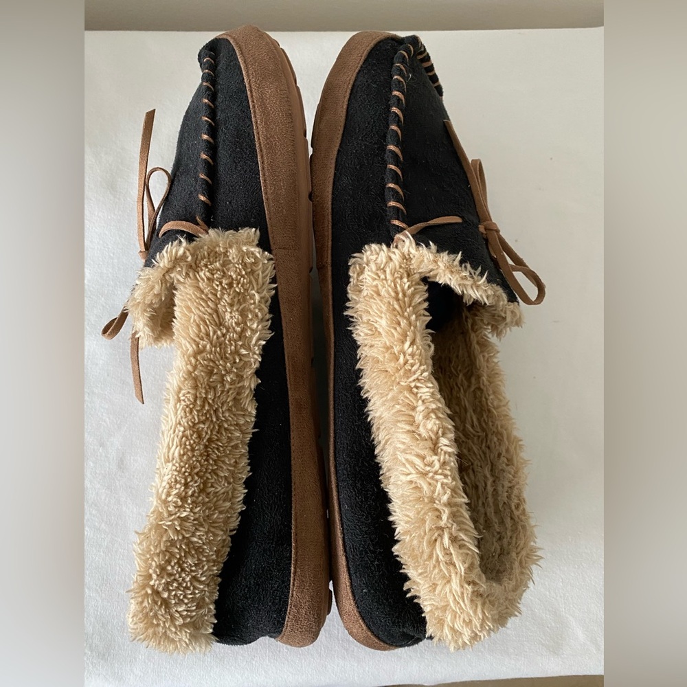 Saks fifth Avenue fur lined microsuede slippers Thinsulate
Sz L 9.5-10.5. unisex